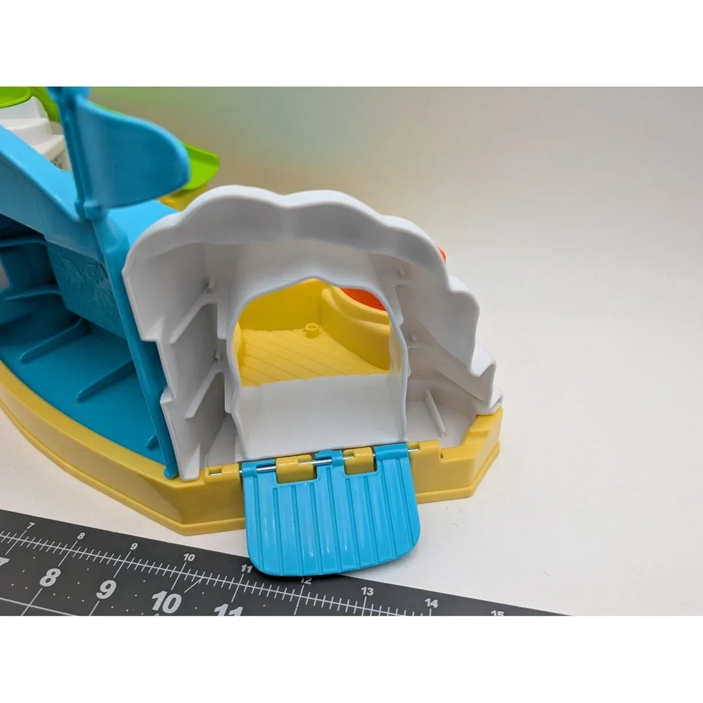 Fisher Price Little People Aquarium BGC32 Yellow‎ Blue Slide Pool 2013